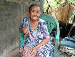 Nenek 70 Tahun yang Biayai Cucu Sejak Kecil Terharu Dapat Beasiswa yang Disalurkan Rapidin di Toba