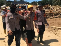 Tinjau Penanganan Banjir, Direktur Holding Perkebunan Apresiasi Kinerja Brimob Polda Sumut di Garoga