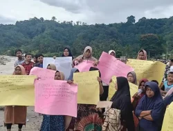 Korban Banjir Bandang Blokir Jalan Nasional Desak BWSS-1 Pindahkan Aliran Sungai Alas