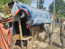 Pemkot Jakarta Timur Bongkar Bangunan dan Jaringan Listrik di TPU Kebon Nanas