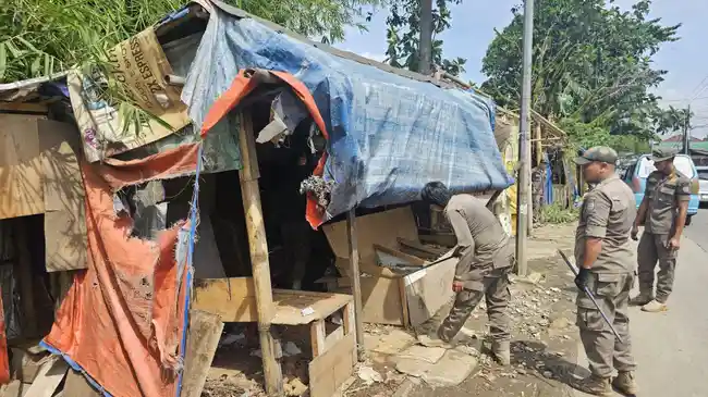 Pemkot Jakarta Timur Bongkar