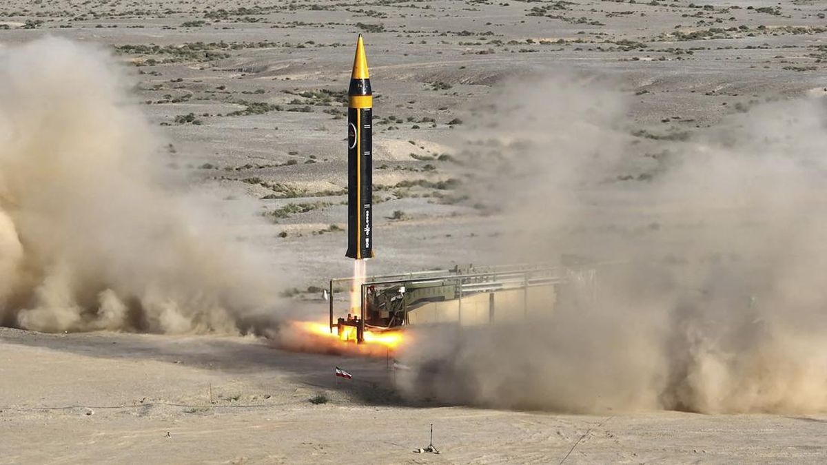 Penampakan Rudal Balistik Iran
