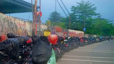 Parkir Liar di Samping MRT