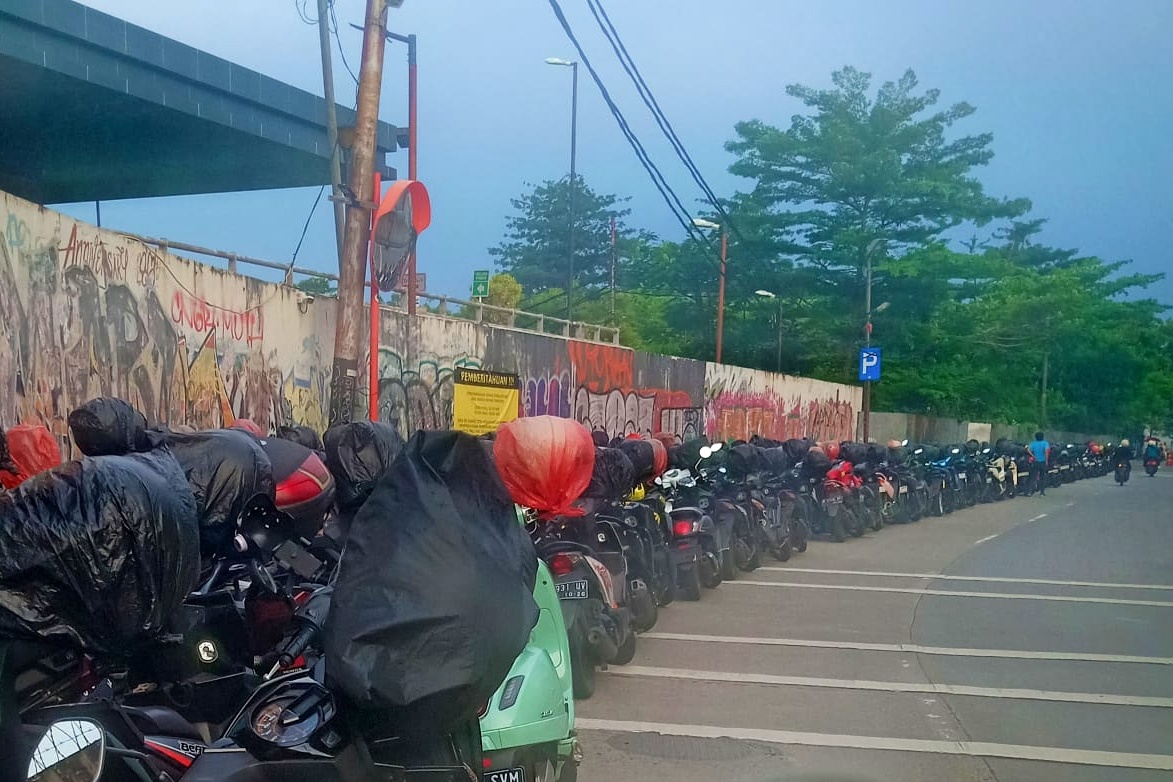 Parkir Liar di Samping MRT