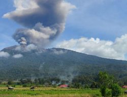 Gunung Marapi Kembali Erupsi Kolom Abu 1,6 Km Condong ke Timur Laut