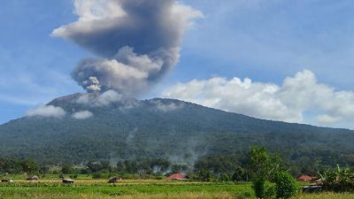 Gunung Marapi Kembali Erupsi Kolom Abu 1,6 Km Condong ke Timur Laut